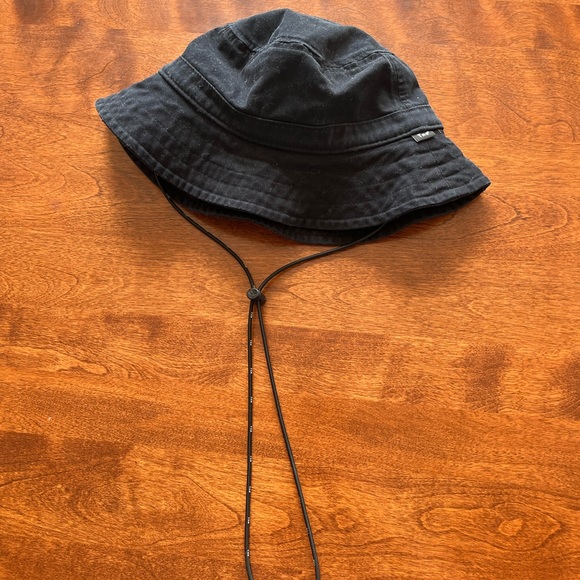 Aritzia TNA Drawcord Bucket Hat - Picture 4 of 5